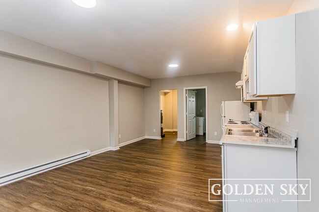 Building Photo - 1600 S Batavia Ave