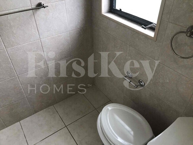 Building Photo - 241 SW 32nd Terrace