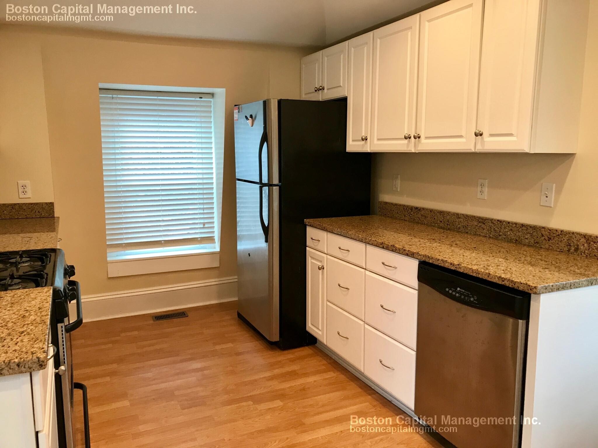 Building Photo - 674 Main St