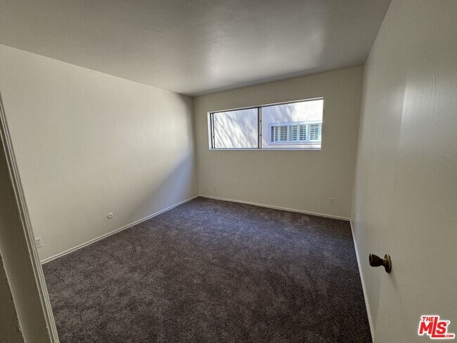 Building Photo - 6700 Hillpark Dr