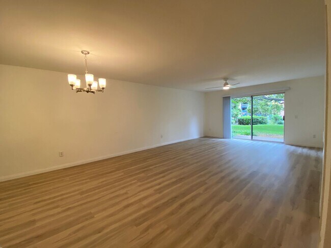 Building Photo - Spacious 2 Bedroom/ 2 Bath in the Highly D...