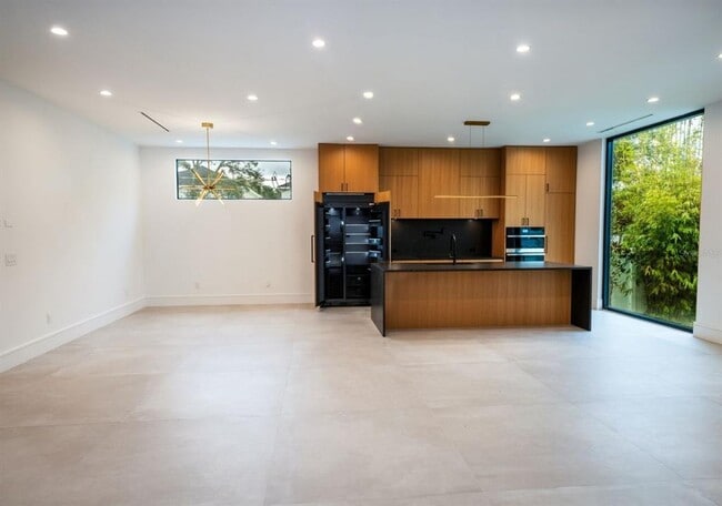 Building Photo - 3010 W Trilby Ave