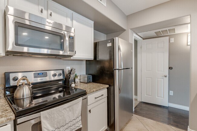 Building Photo - Bright & Airy 2-Bedroom Condo with Dual Su...