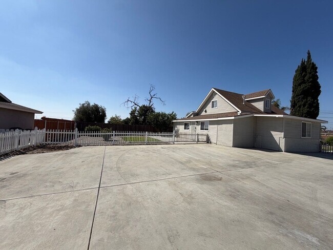 Building Photo - 114 N 12th Ave