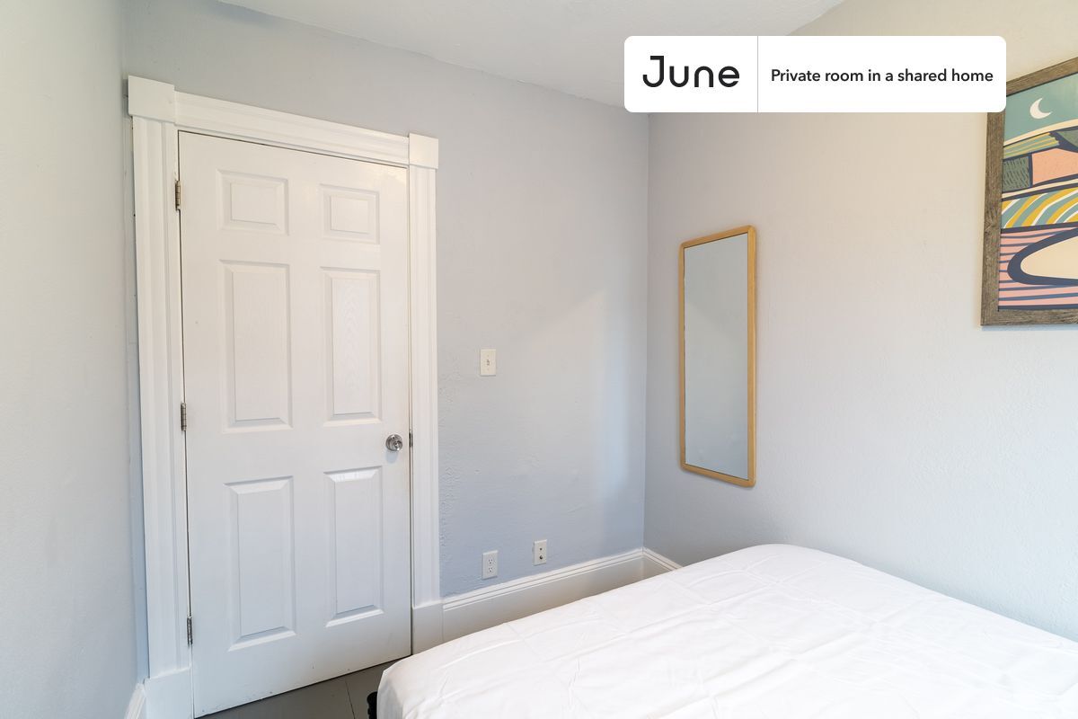 Building Photo - Room in Shared 3 bed/1 bath home