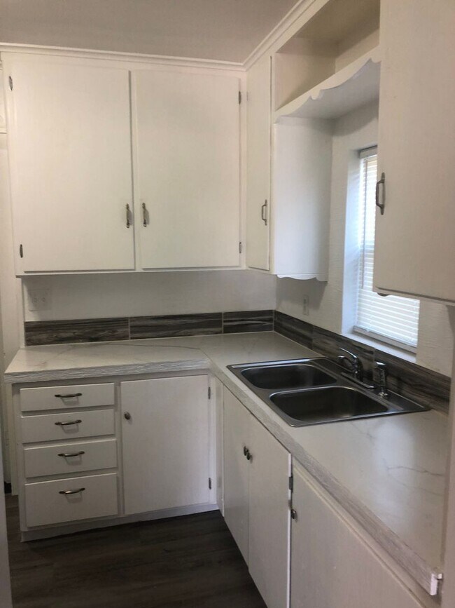 Building Photo - 1406 N Rosedale Ave