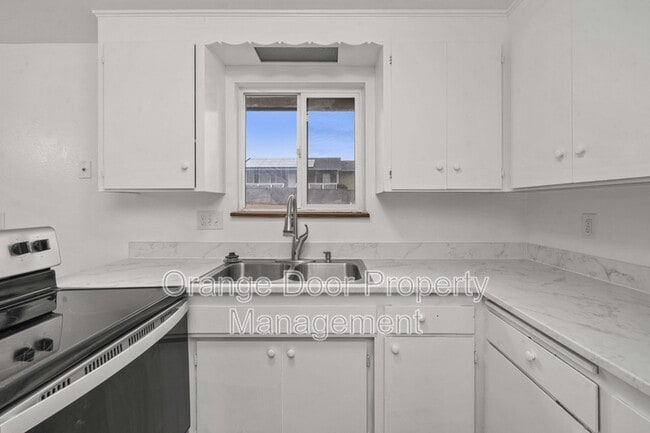 Building Photo - 9231 S K St