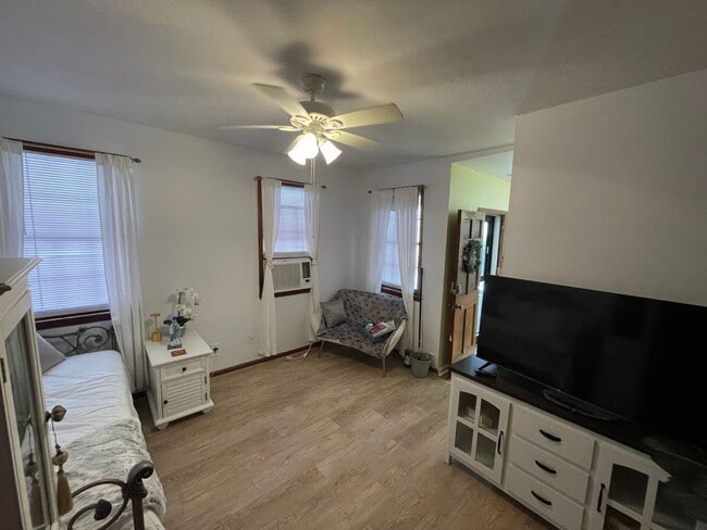 Building Photo - Historic Studio In Medical District-FULLY ...