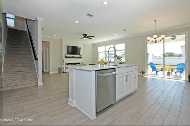 Building Photo - 242 Silverleaf Village Dr