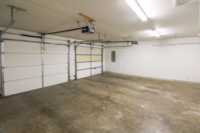 Building Photo - 3200 Lorian Ln SE