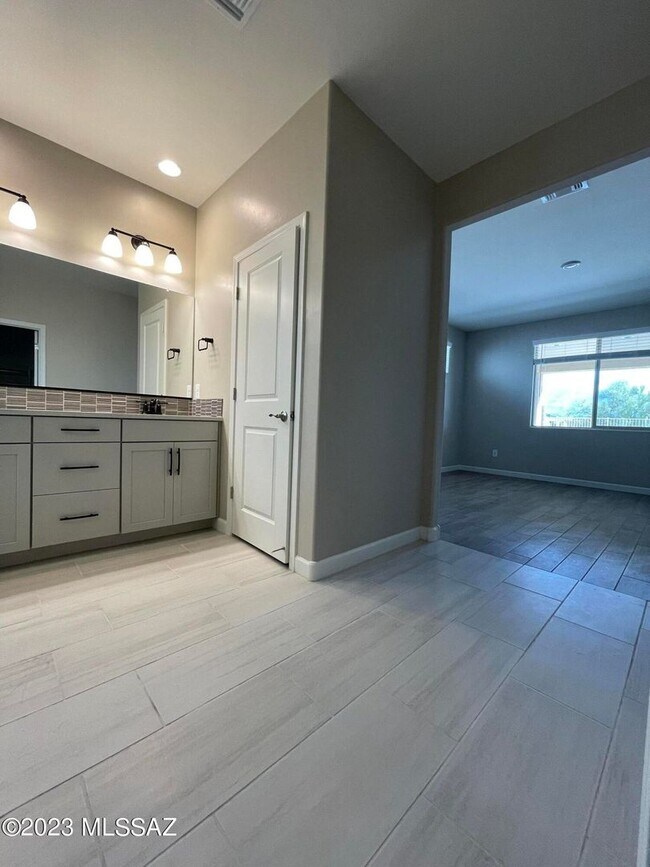 Building Photo - 4 Bed / 3 Bath Energy-efficient home! High...