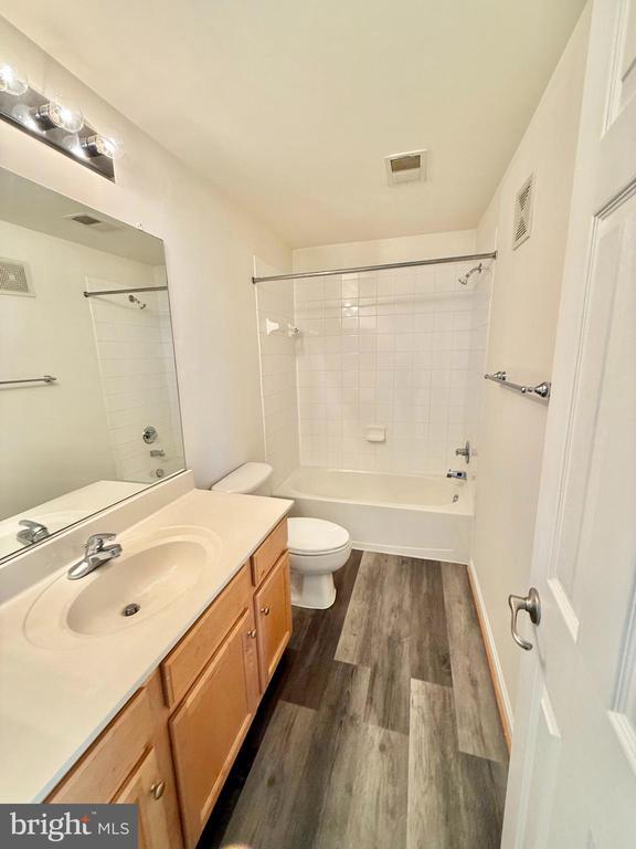 Building Photo - 6814 Sabbarton Pl