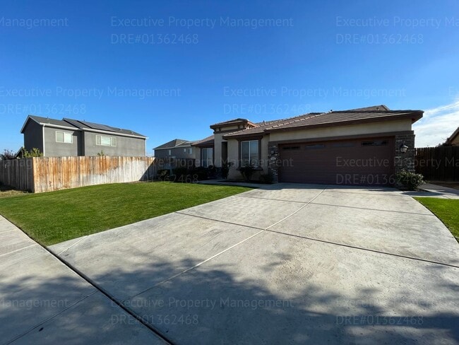 Building Photo - 4 bedrooms/ 2 bathrooms, with a patio.