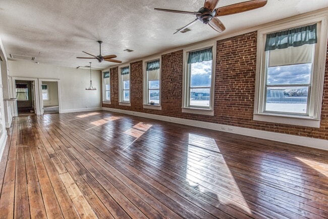 Building Photo - 110 E Alamo St