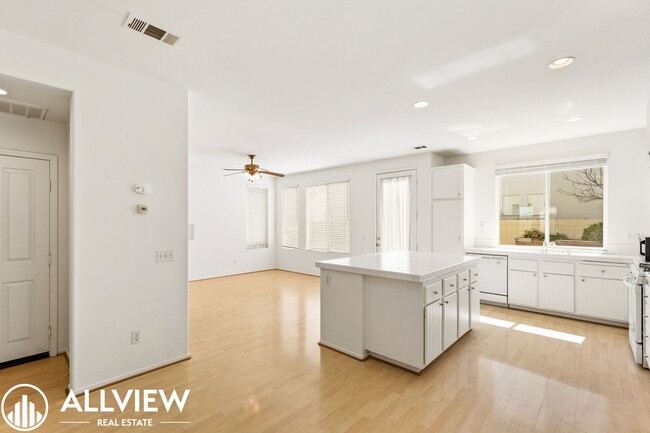 Building Photo - Bright & Spacious 3-Bedroom 2.5 Bath Home in Gated Oak Creek Community