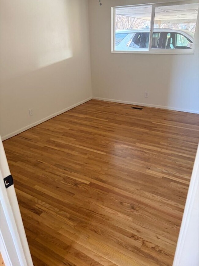 Building Photo - Single Family Home Close to SUU and Cedar High School