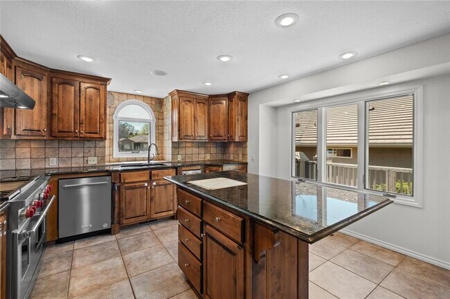 Building Photo - 9 W Augusta Ct