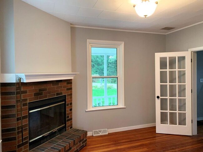 Building Photo - 3BR 1.5BA Twin Lakes Home