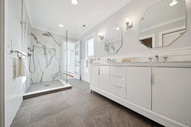 Building Photo - 656 Fairfield Beach Rd