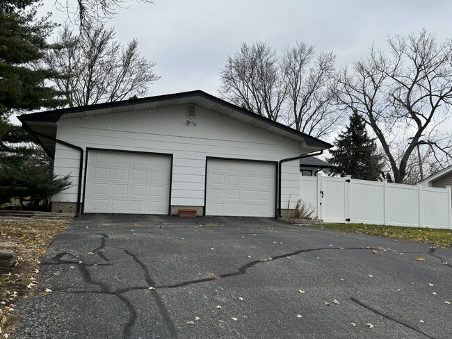 Building Photo - 220 Biester Dr