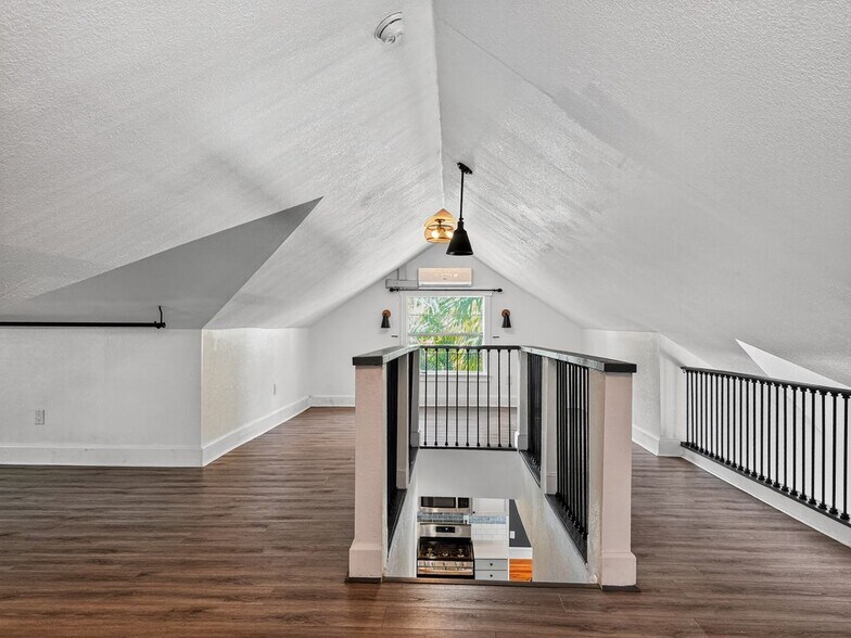 Building Photo - 1016 E Washington Ave