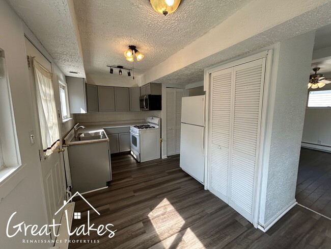 Building Photo - Stunning 3 Bedroom 1 Bathroom now availabl...