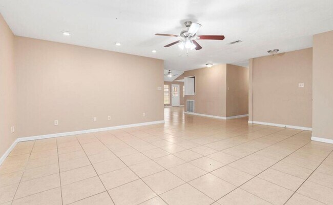 Building Photo - 4 Bedroom Home with 2 Bath and large back ...