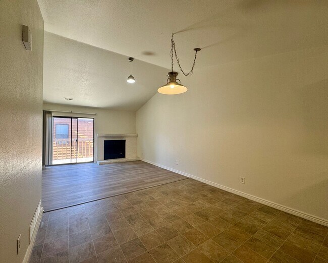 Building Photo - Spacious 2 Bed 2 Bath Condo in Aurora! Across from Community Pool!!