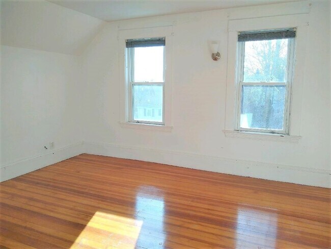 Building Photo - 7 Grand St