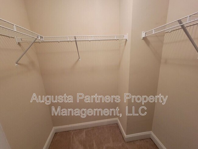 Building Photo - 640 Vista Dr