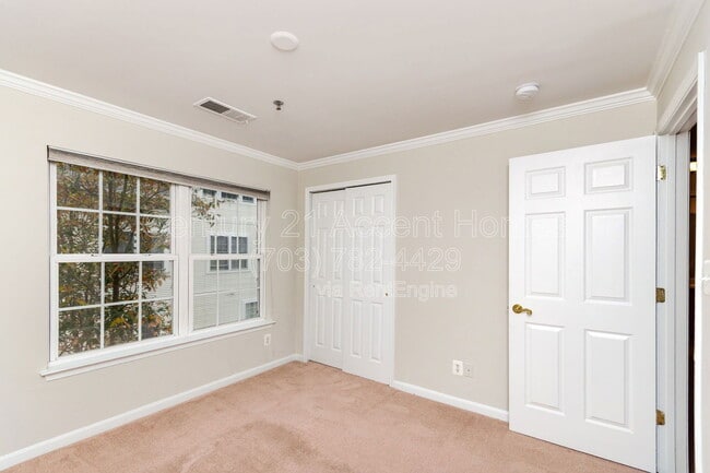 Building Photo - 8932 Milford Haven Ct