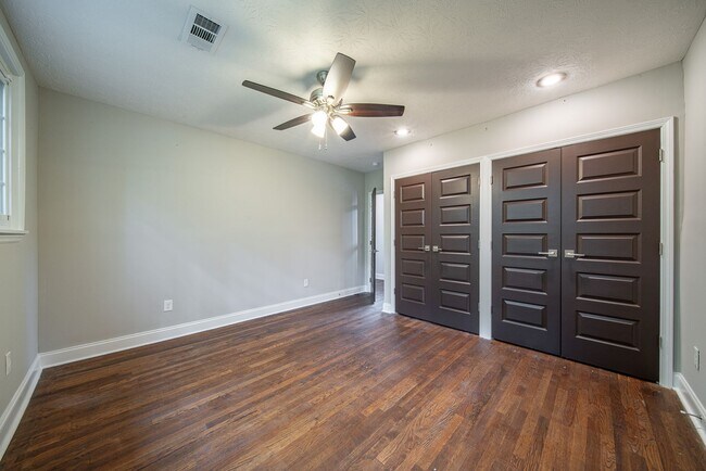 Building Photo - 4 bedroom/3 bath, 3711 sqft in Midtown!