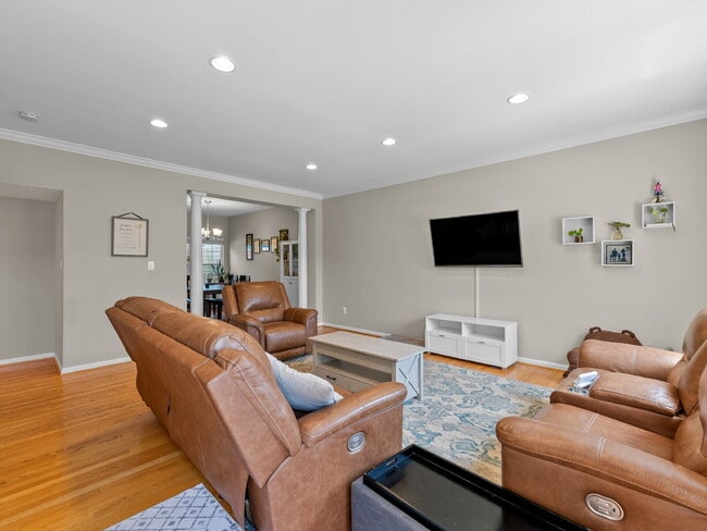 Building Photo - Elegant Colonial Townhome Living in Histor...