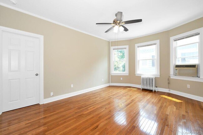 Building Photo - 747 Pelhamdale Ave