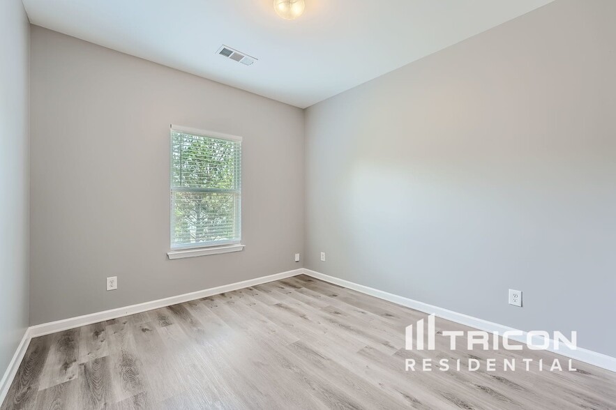 Building Photo - 633 Oakside Pl