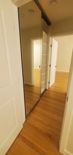 Building Photo - 1146 N Fuller Ave