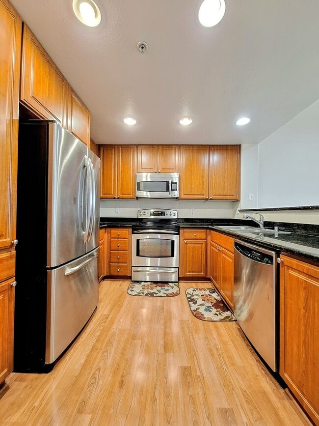 Building Photo - Beautiful 2bd Condo In Gated Community With Pool, Gym, and In-unit Laundry!