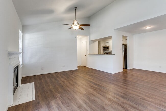 Building Photo - Lock and go GATED COMMUNITY near the night life in Addison. 2br/1ba Condo!