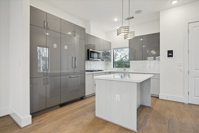 Building Photo - 2401 Crawford St