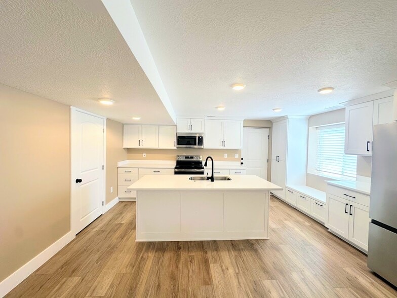 Building Photo - 1624 S 210 W