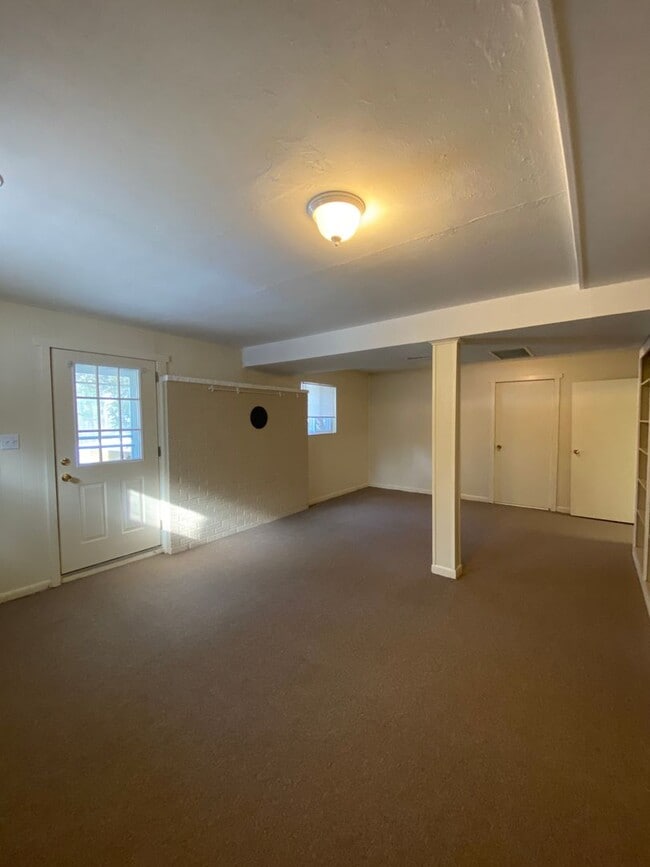 Building Photo - 1931 Fairwood Ln