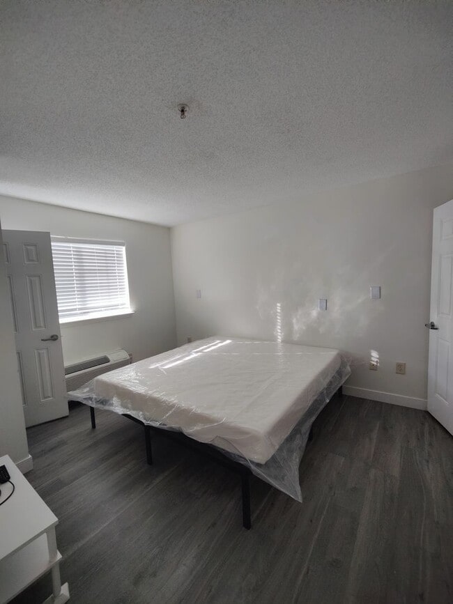 Building Photo - ONE MONTH FREE!!! 1 Bed/ 1 Bath Unit in the heart of North Charleston Available ASAP or February ...