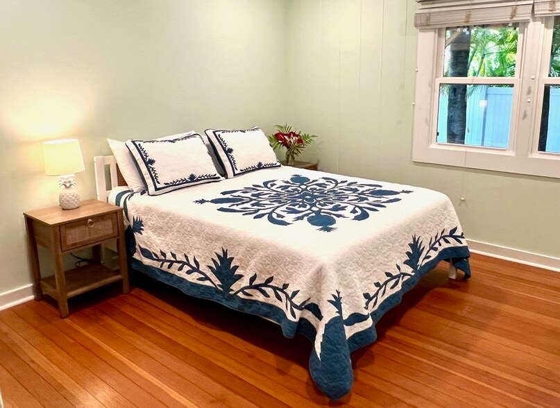 Primary bedroom with queen bed - 156 N Kalaheo Ave