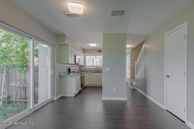 Building Photo - 360 14th Ave S