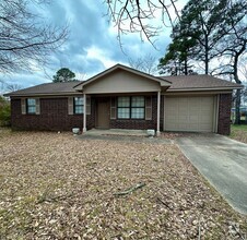 Building Photo - Introducing a charming 3-bedroom, 1-bathro...