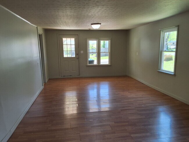 Building Photo - Charming  3 Bed, 2 Bath  House Located in Radcliff