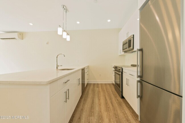 Building Photo - 700 Bangs Ave