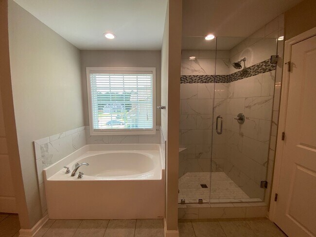 Building Photo - 216 Wild Azalea Dr
