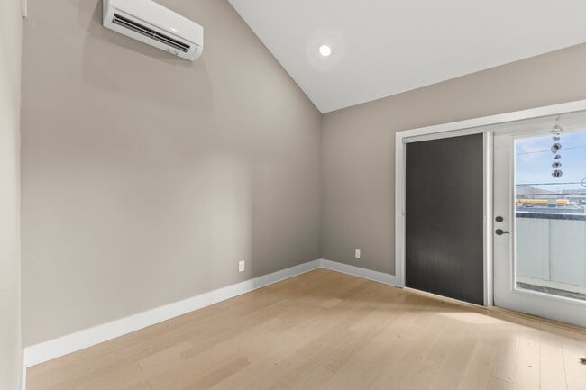 Building Photo - South Broad St Townhome, Walk to the Riverwalk!