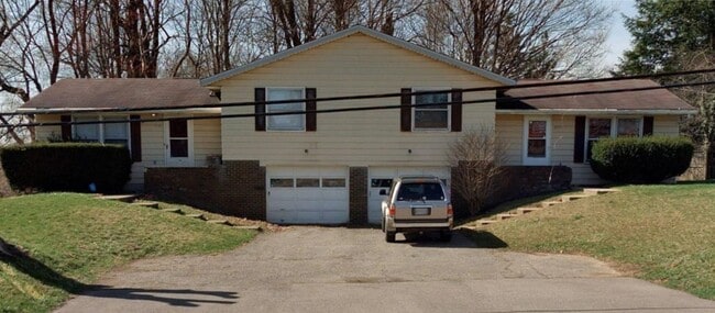 Building Photo - HALF DUPLEX W/ GARAGE LEX SCHOOLS!